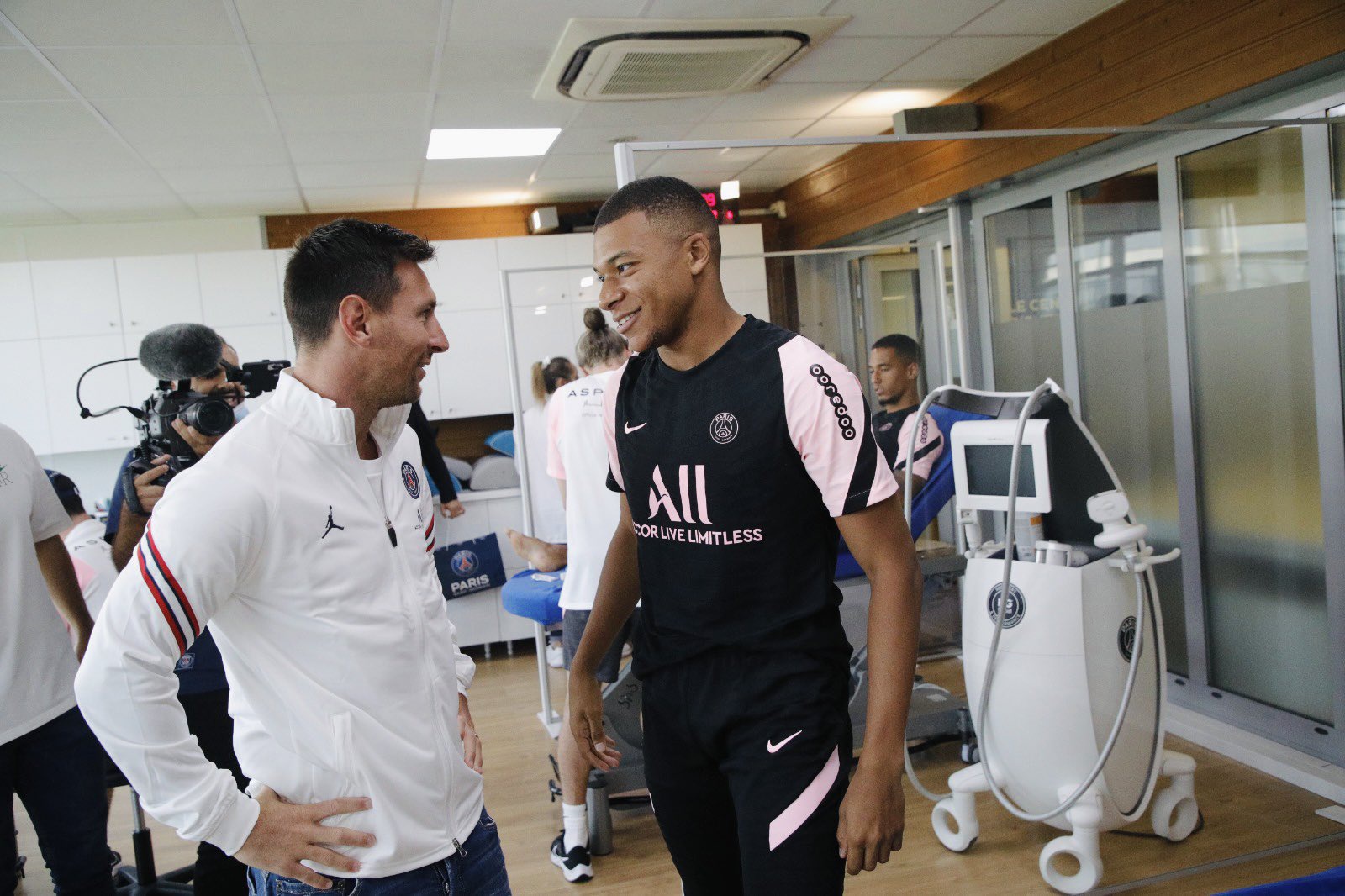 Real Madrid ra gia mua Kylian Mbappe 2